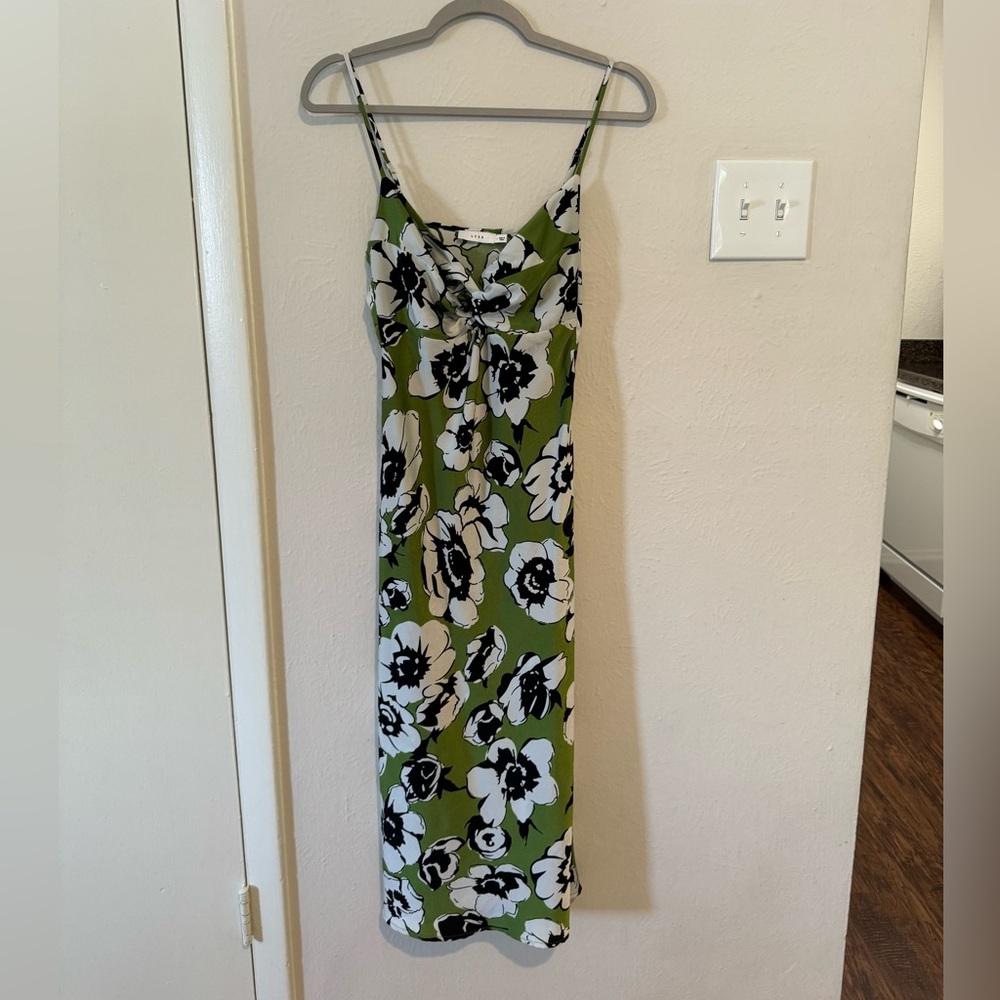 Women’s calf-length dress, size small